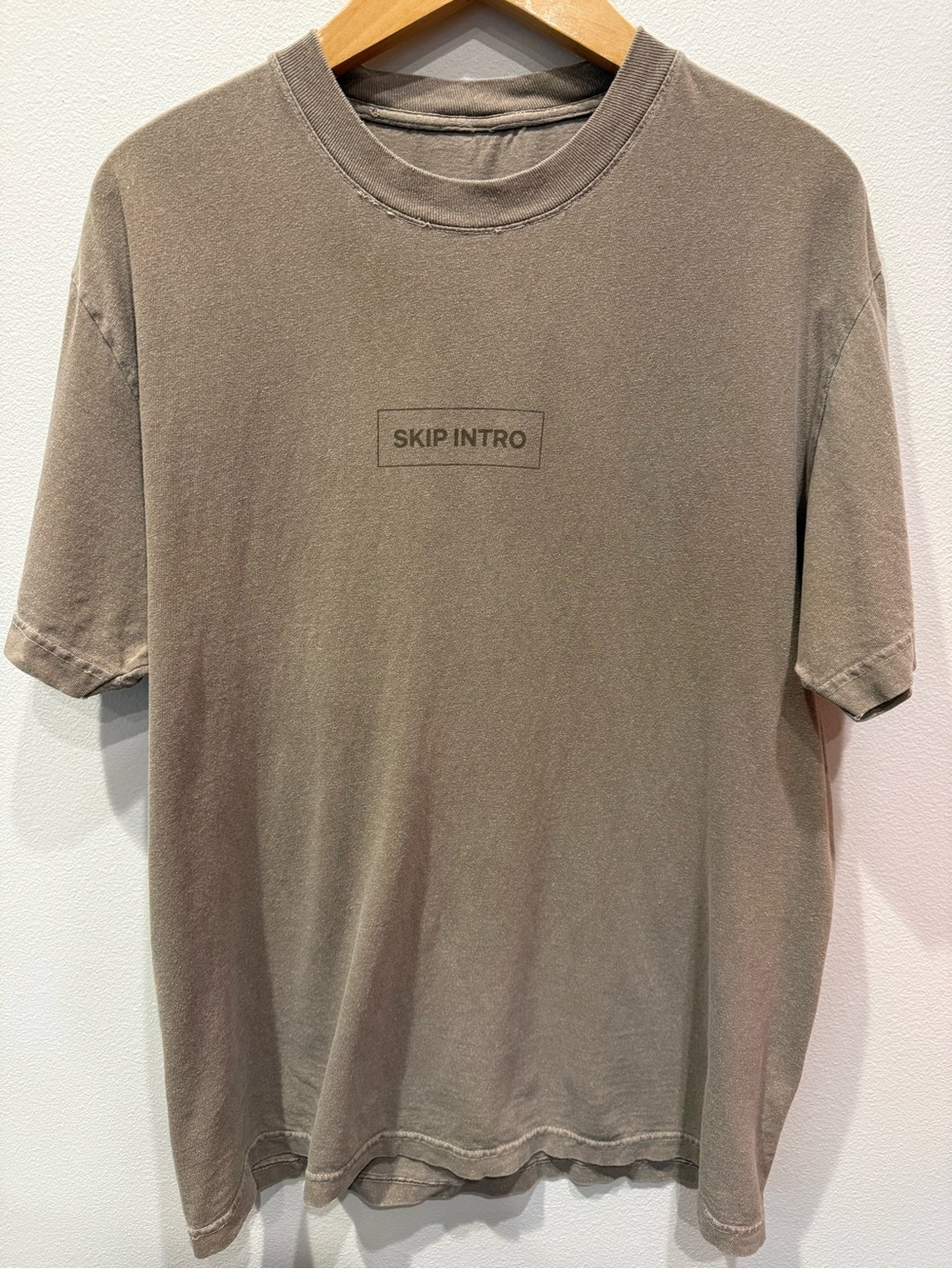 Netflix "Skip Intro" Crewneck T‑Shirt in Taupe